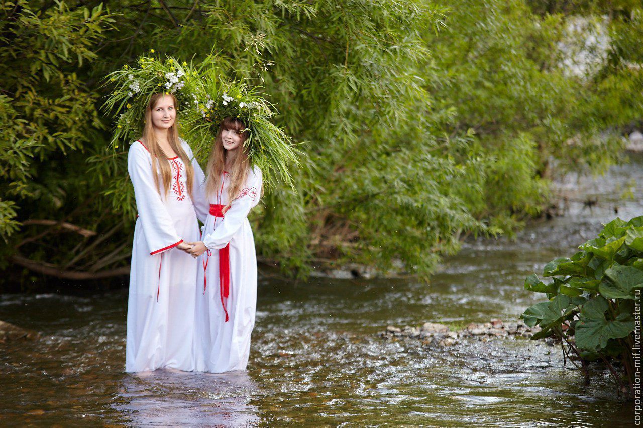 Women in Slavic costumes in Dresden