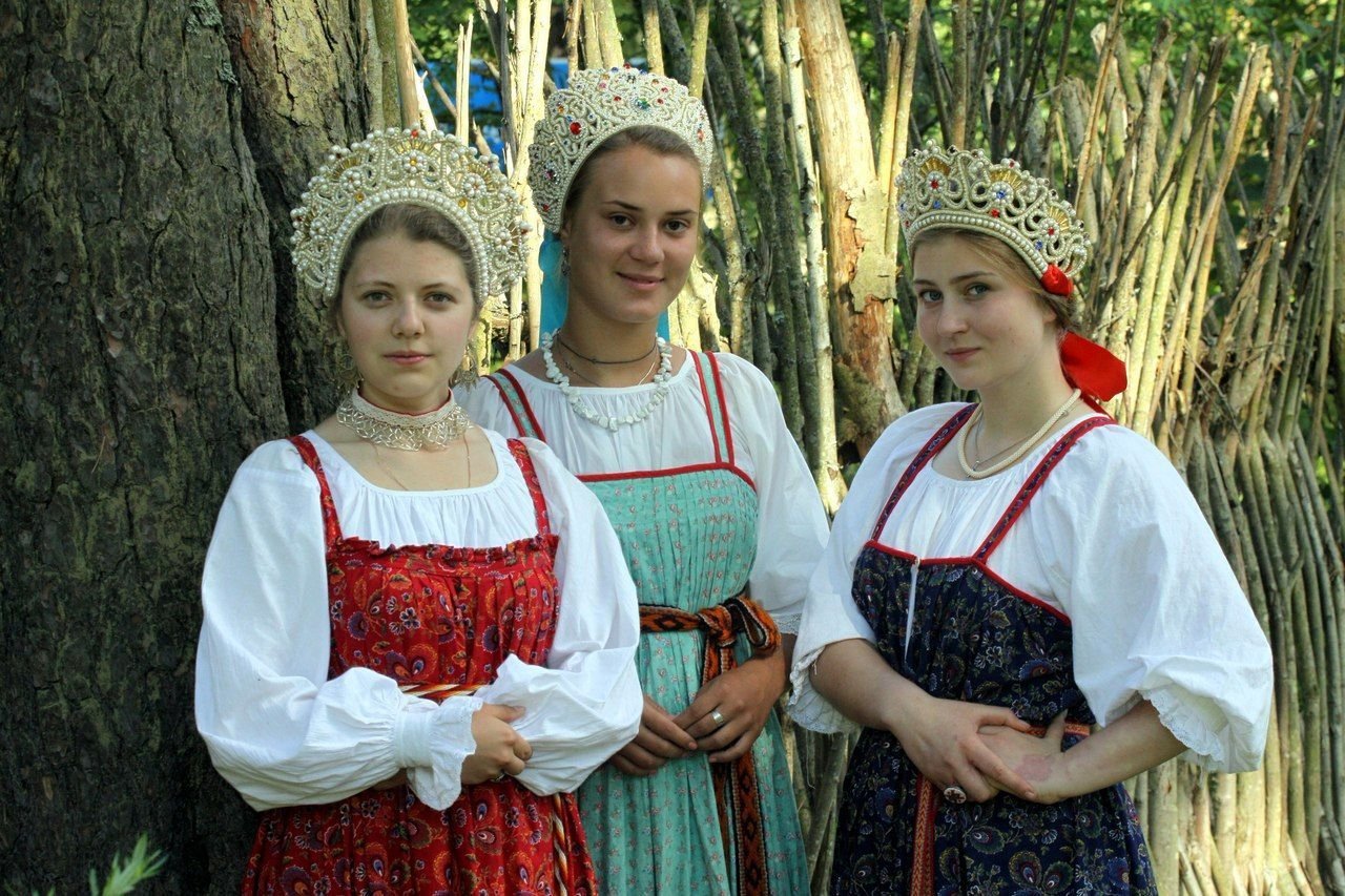 Sexy model Girls in Slavic costumes in Dresden